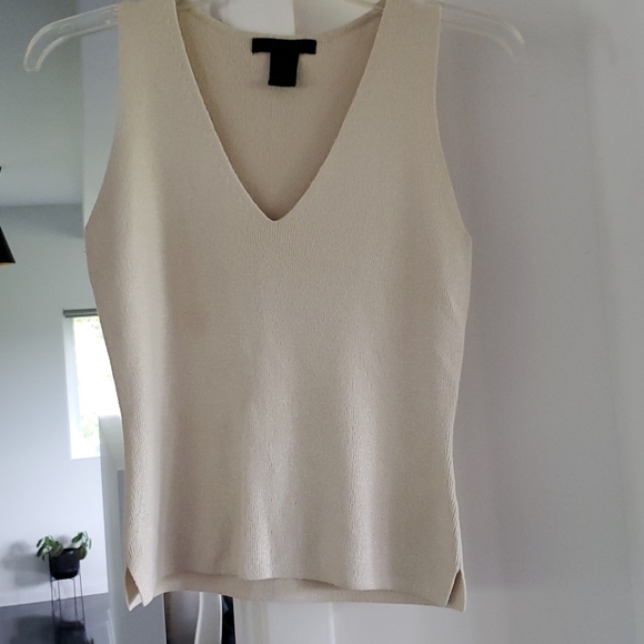 5 Tank Tops Size Medium (1 is a 10) - Picture 11 of 12